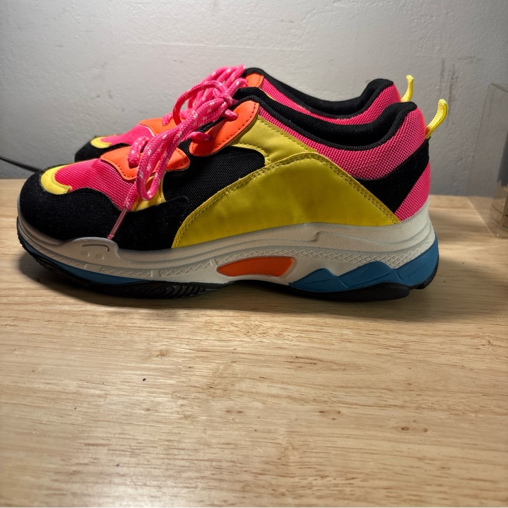 Yoki Size 9 Sneakers